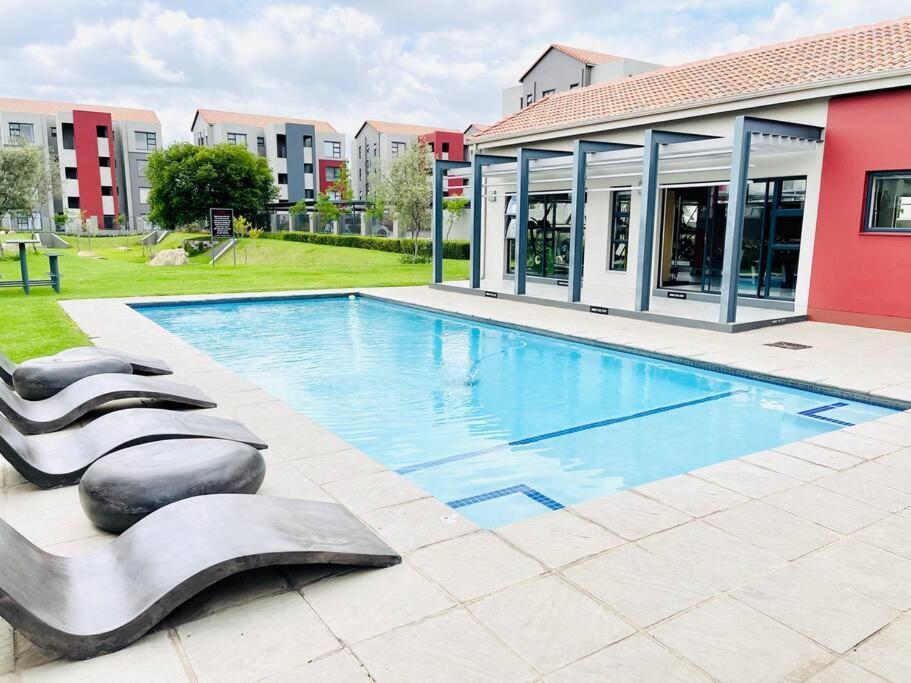 Quebec - Fully Furnished & Equipped 1 Bedroom Sandton